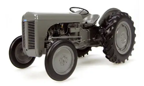 Universal Hobbies 2690 1/16 Scale Massey Ferguson TEA-20 Tractor