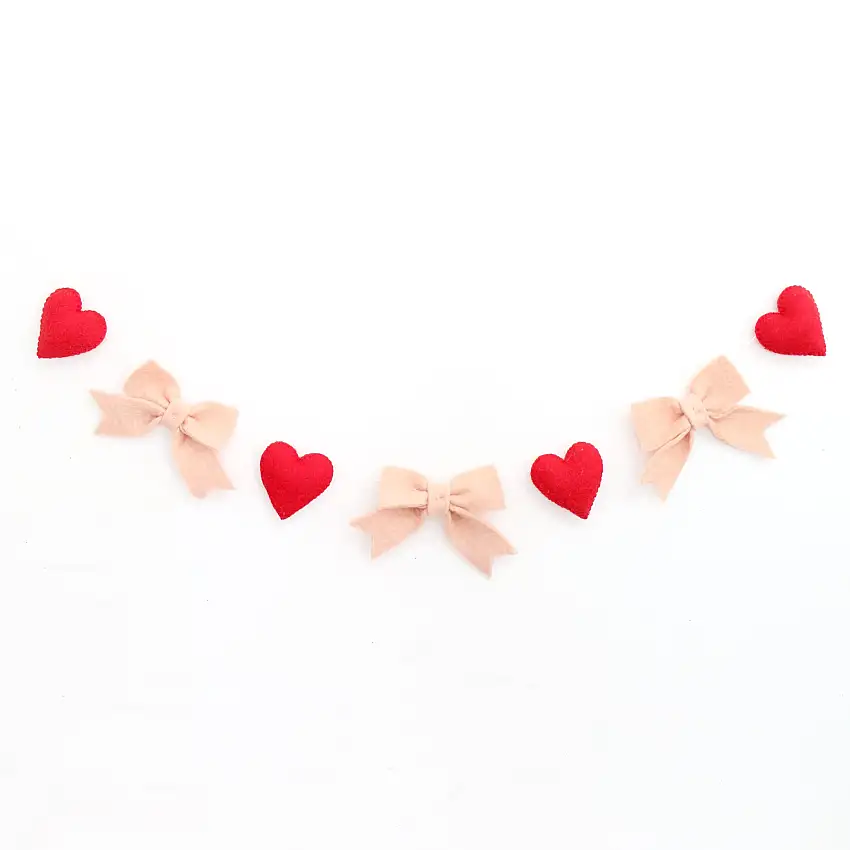 Heart And Bow Garland
