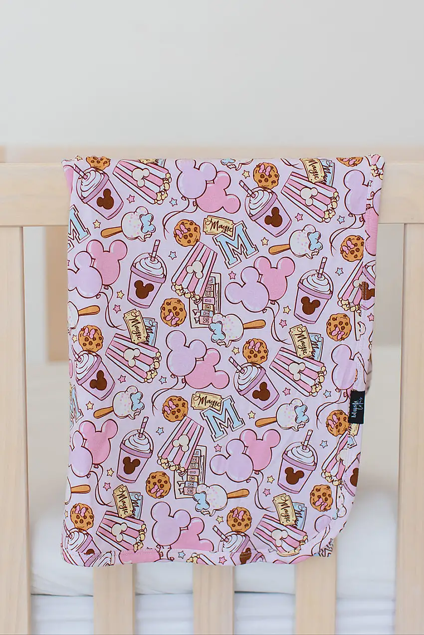 Snacks (pink) - Lightweight Blanket