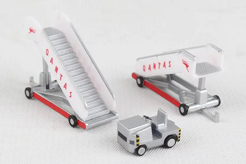 Herpa Wings HE571005 Qantas Historic Passenger Stairs 1/200